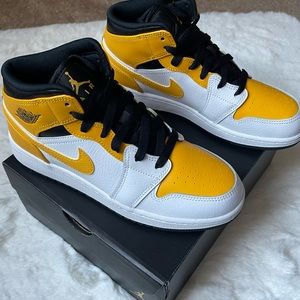 Air Jordan 1 Mid University Gold
